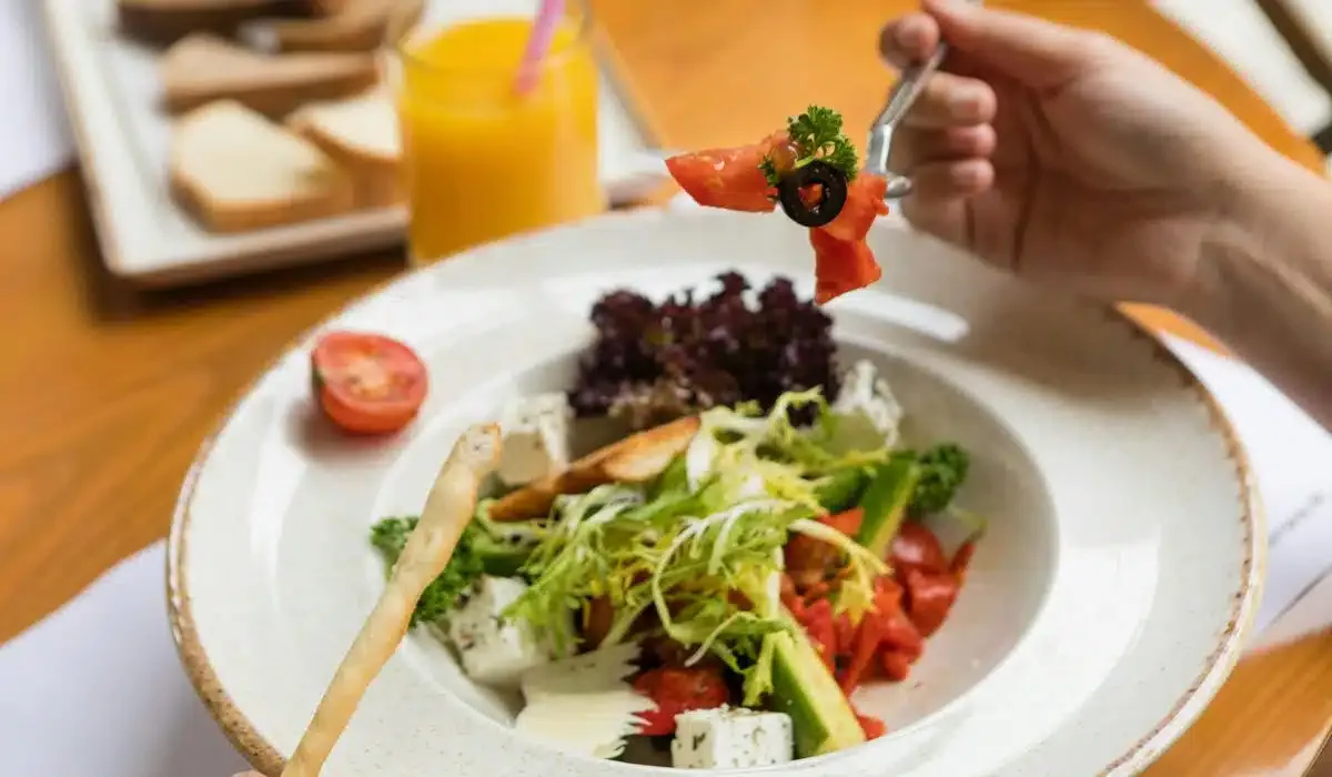 Jantar mais cedo pode ajudar no controle da glicose, mas não há horário ideal