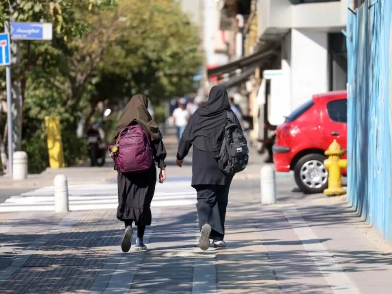 Retorno às escolas no Irã reúne milhões de estudantes após pausa