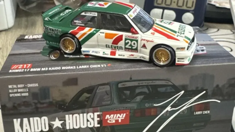 Aluno presenteia instrutor com BMW em miniatura após passar na prova