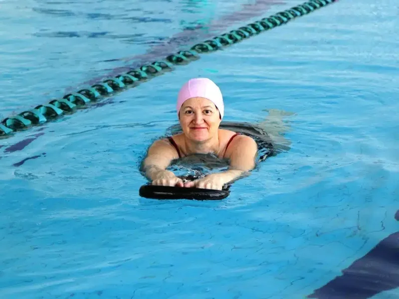 Piscina vira ponto de partida para adultos que querem aprender e competir