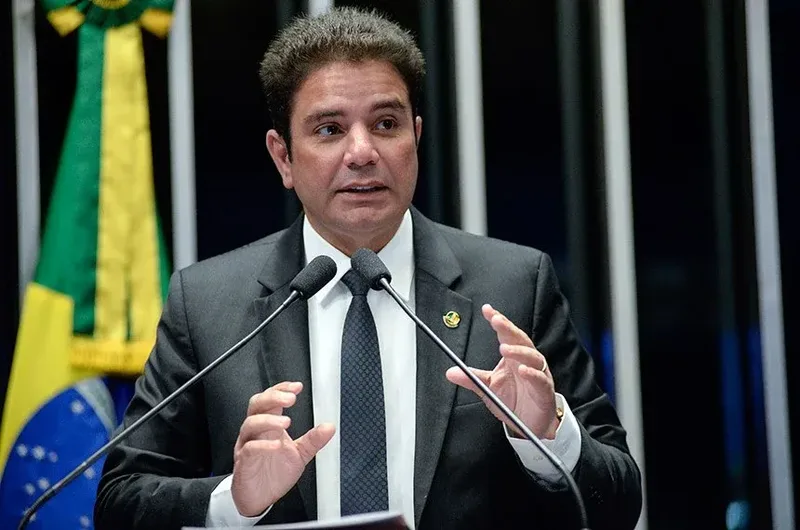 Gladson Cameli deixa governo do Acre e tenta voltar ao Senado em 2026