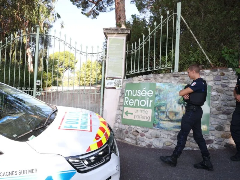 Ladrões levam obras do Museu Renoir e abandonam duas durante fuga