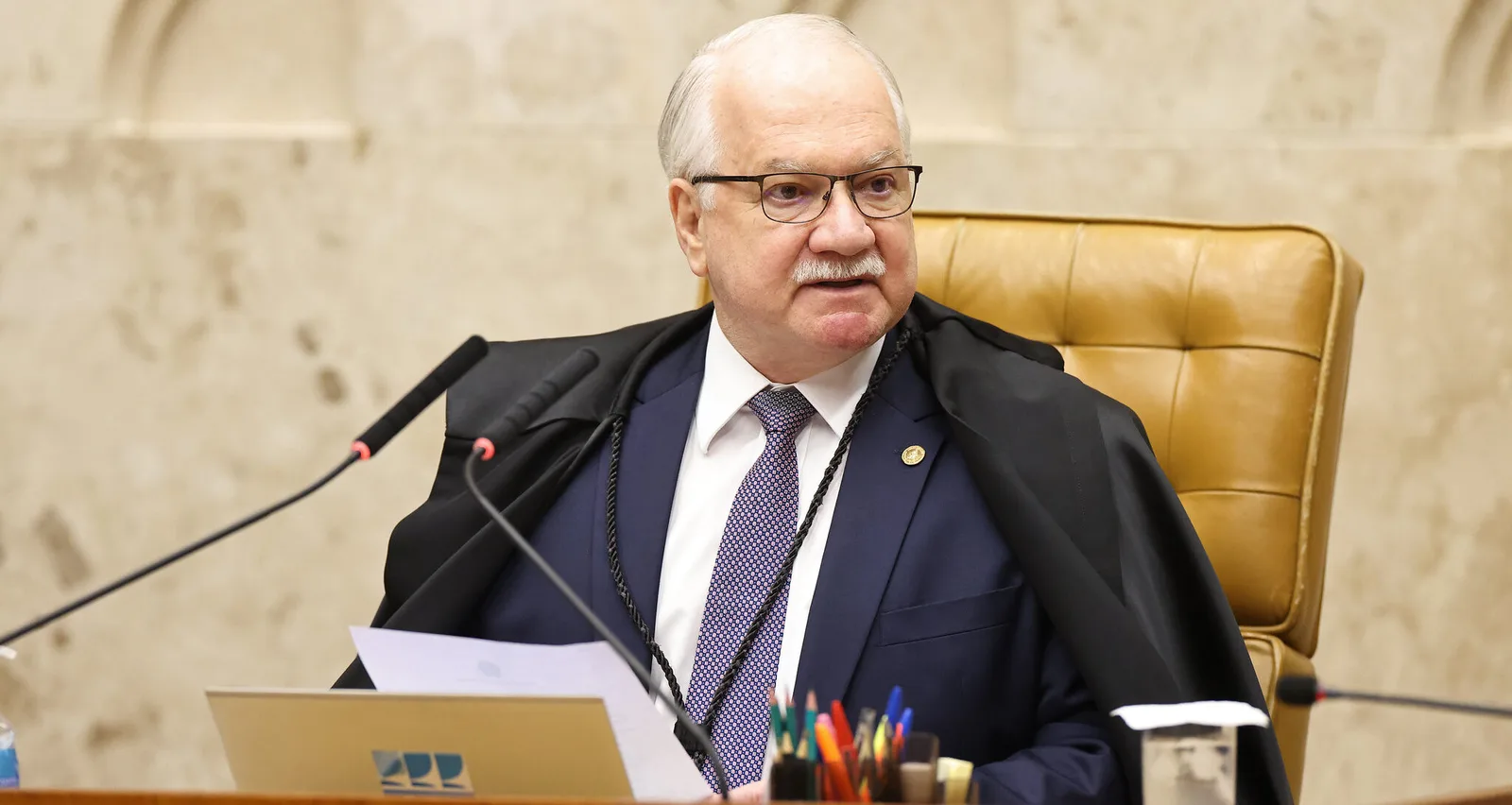 Pedidos de investigação chegam a Fachin em meio à crise no STF