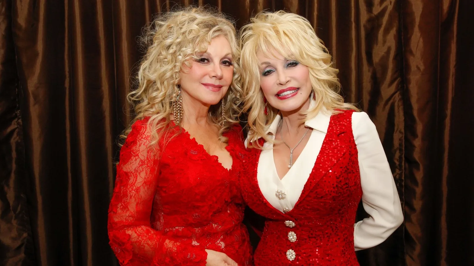 Stella Parton pede compaixão após postagens sobre morte de Dolly