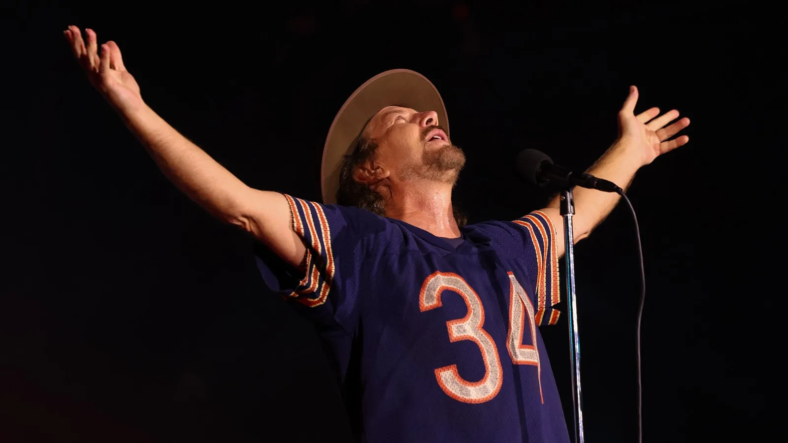 Eddie Vedder empresta guitarra a banda irlandesa após roubo de equipamentos