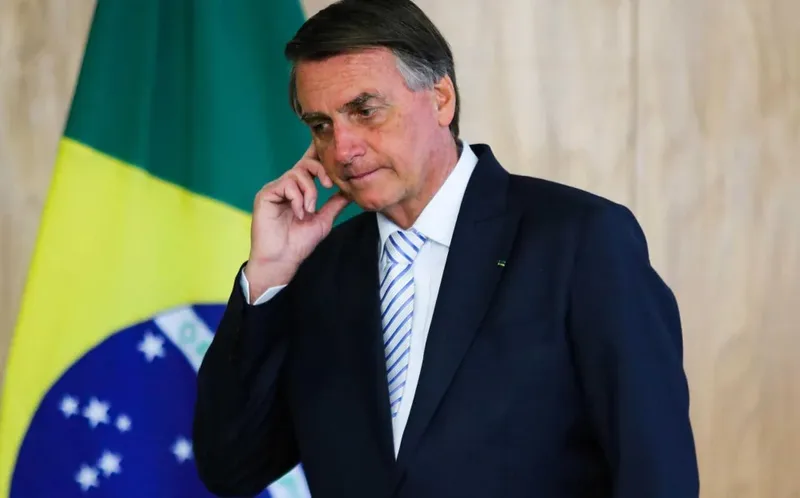Defesa de Bolsonaro retira pedido para interromper prisão
