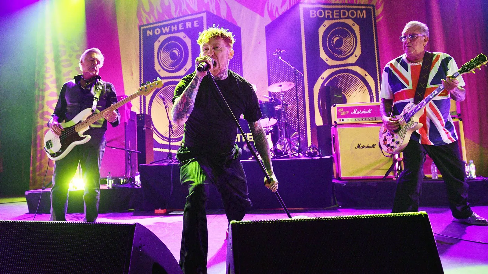 Frank Carter interrompe show e retira homem de moshpit feminino