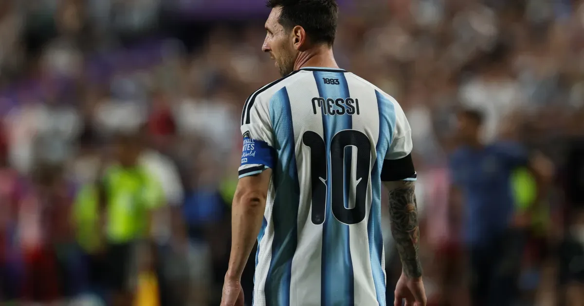 Messi encerra ciclo na Argentina com gol e duas assistências