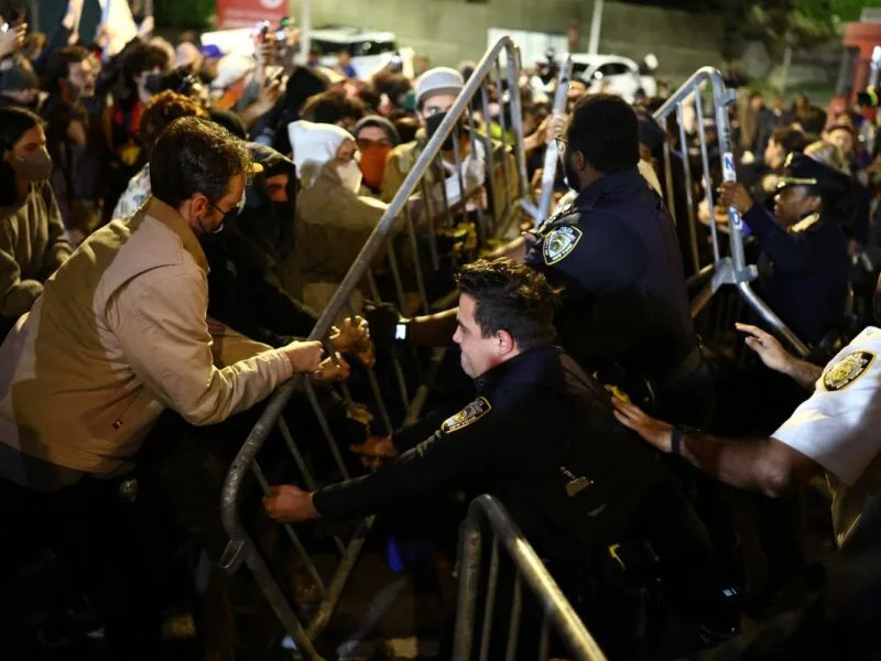 Protestos em Nova York após agente do ICE atirar em dominicano