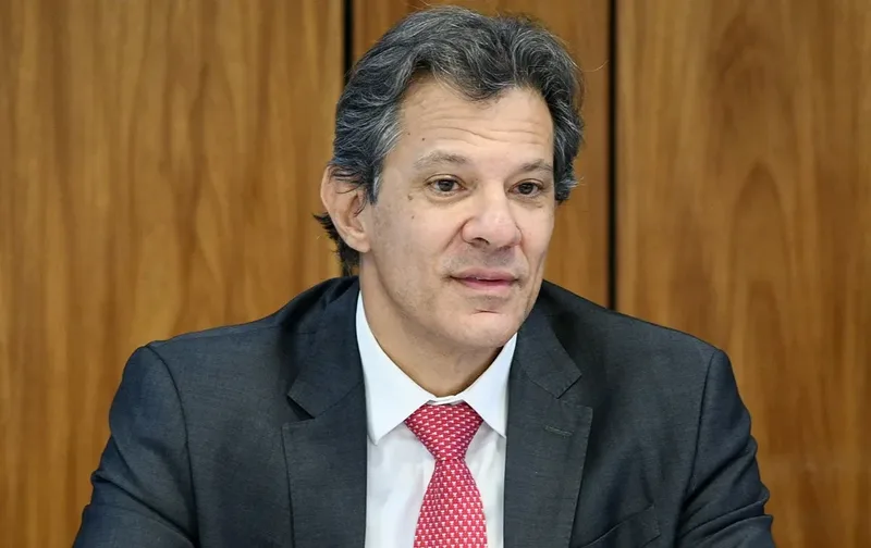 Haddad acusa Flávio Bolsonaro de intolerância religiosa em ato na Sé