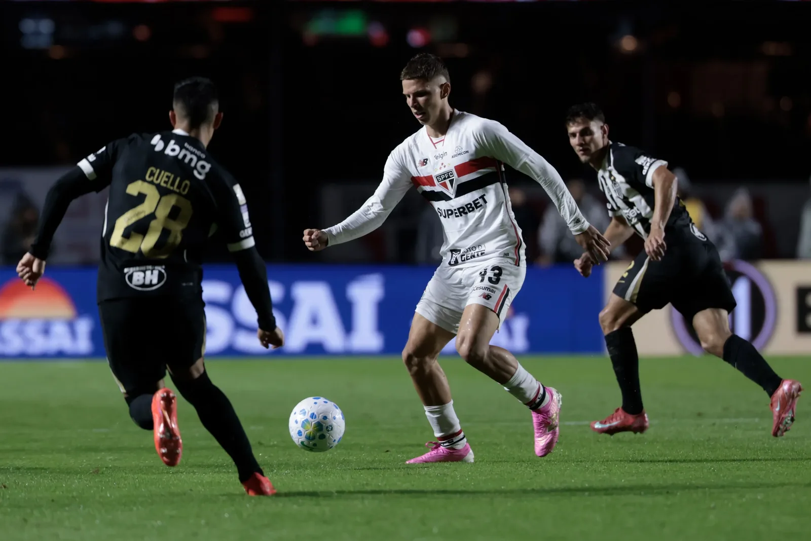 São Paulo vence Atlético-MG, chega ao décimo lugar e passa o Corinthians