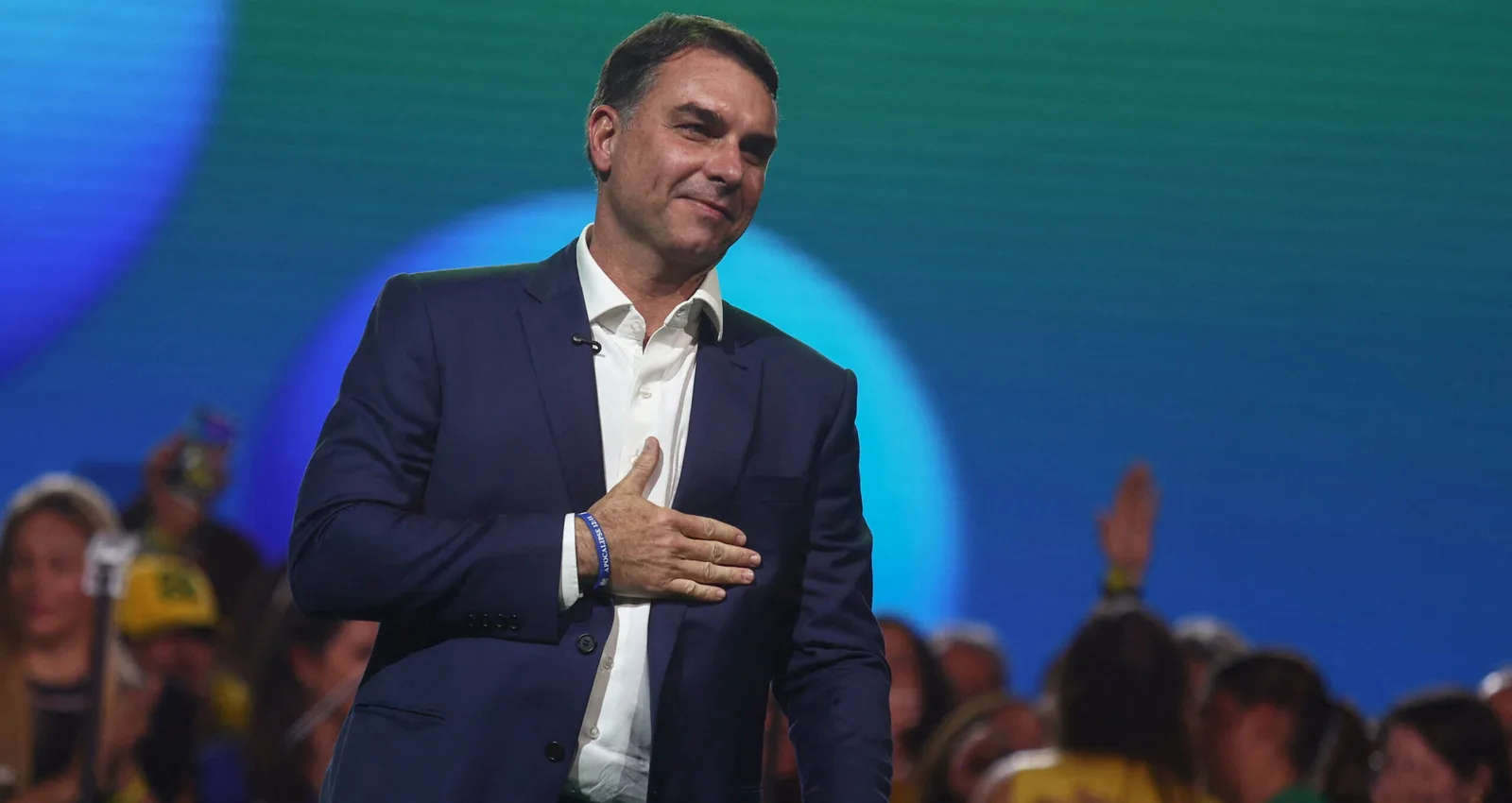 Denúncia pede investigação sobre tokens ligados a apoio a Flávio Bolsonaro