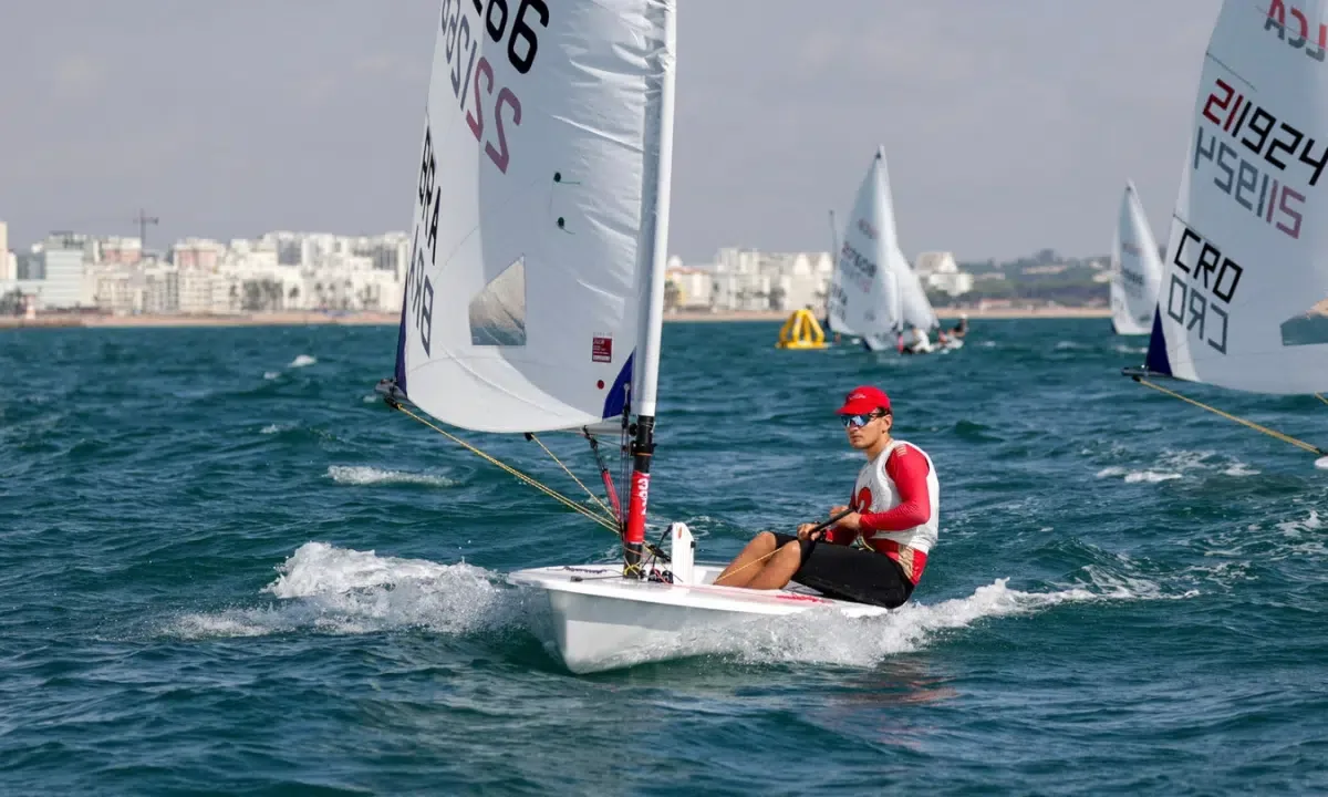 Kiko Dal Ri assume liderança do Mundial ILCA 6 após quatro regatas