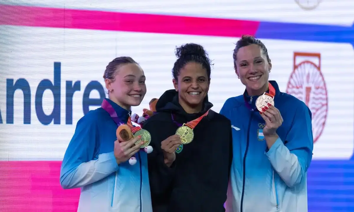 Etiene Medeiros ganha ouro e bate recorde no retorno internacional