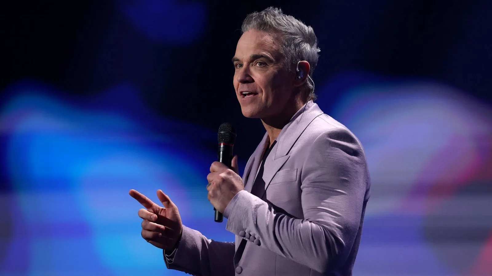 Robbie Williams cancela show em Lima e canta diante de hotel