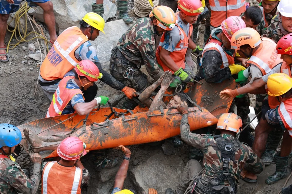 Vozes dentro de túnel mantêm buscas após dois resgates no Nepal