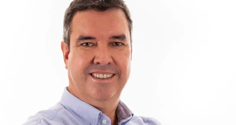 Riedel lidera disputa pelo governo de MS com 50,5%, aponta AtlasIntel