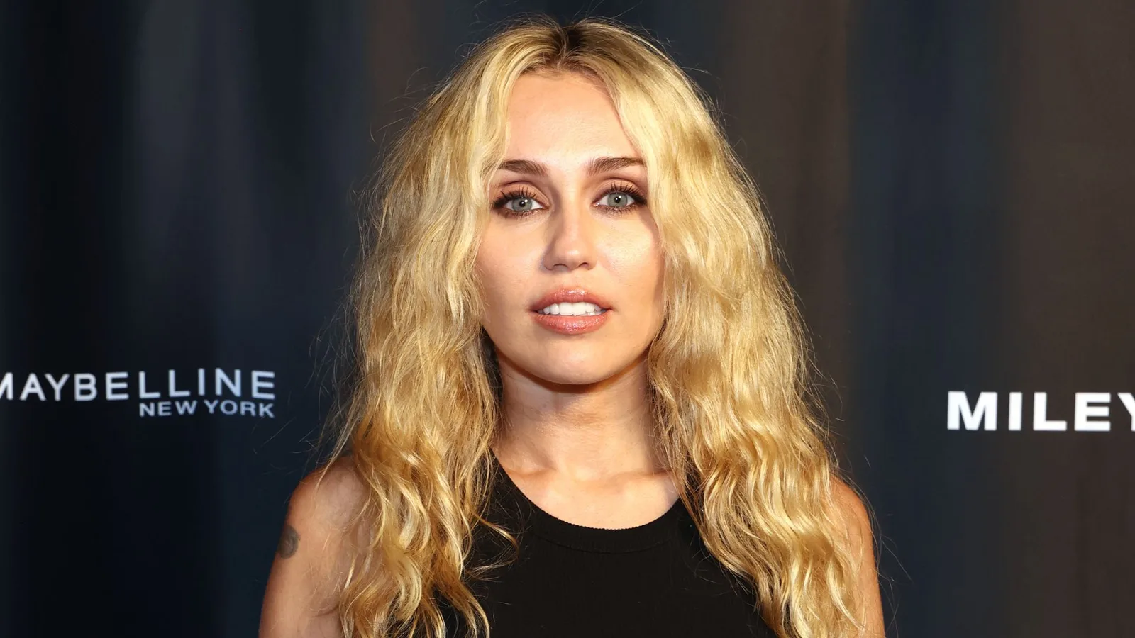 Miley Cyrus mistura pop, noise rock e romance em “Bass Persuades”