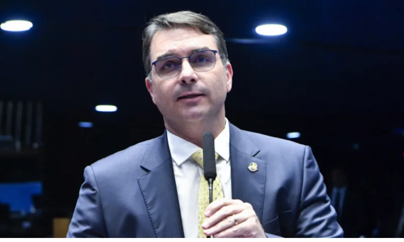 Flávio Bolsonaro confirma participação em podcast católico nesta segunda