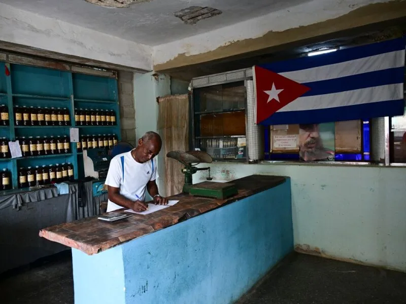 Lojas da caderneta fecham em Havana enquanto Cuba revê subsídios