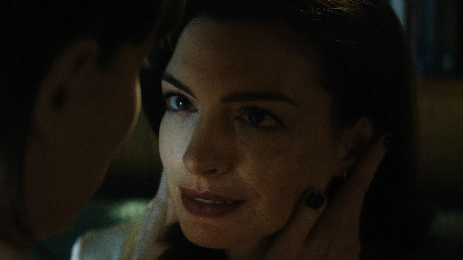 Beijo entre Anne Hathaway e Dakota Johnson em Verity nasceu no set