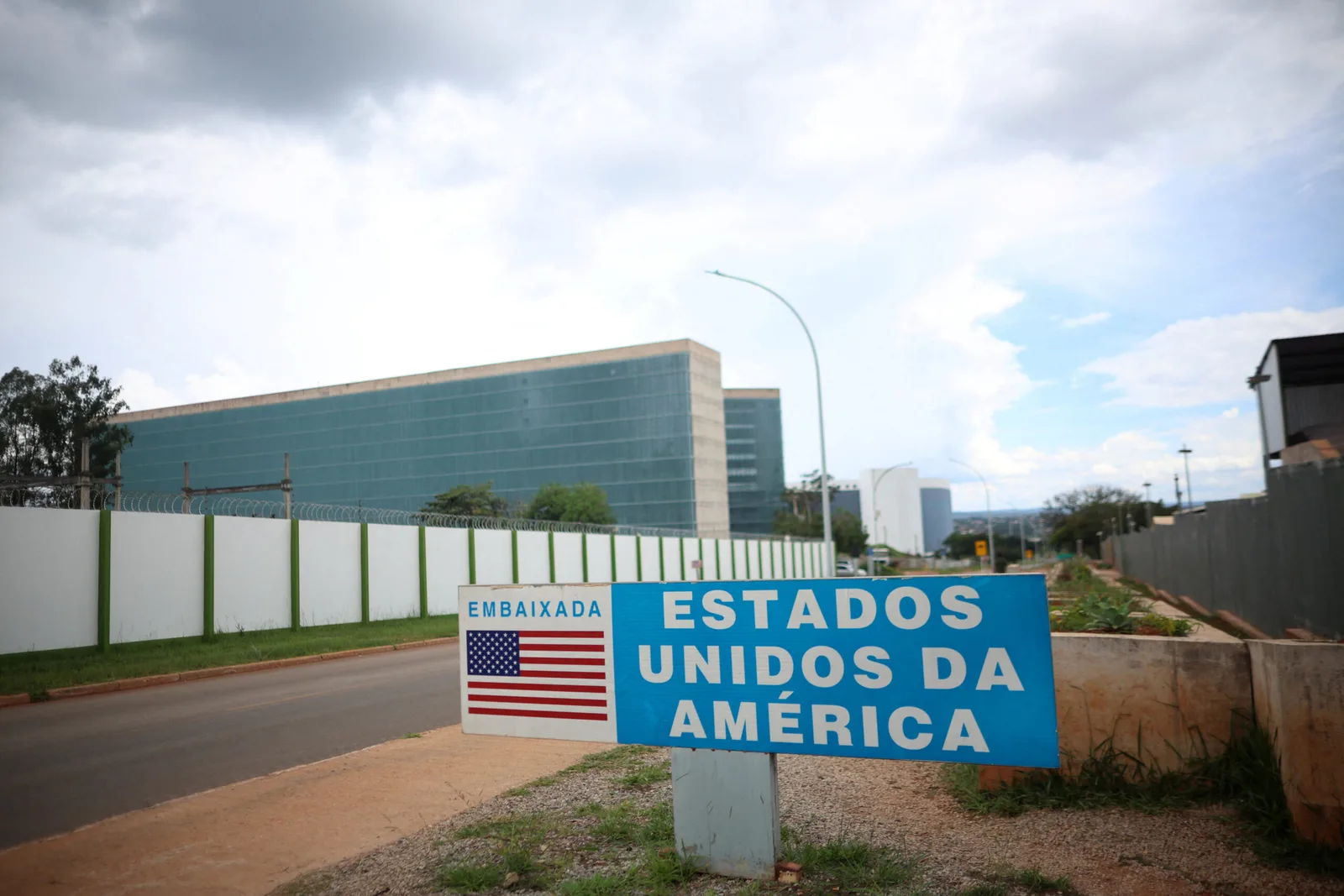 EUA suspendem serviços consulares no Brasil após ameaça à embaixada