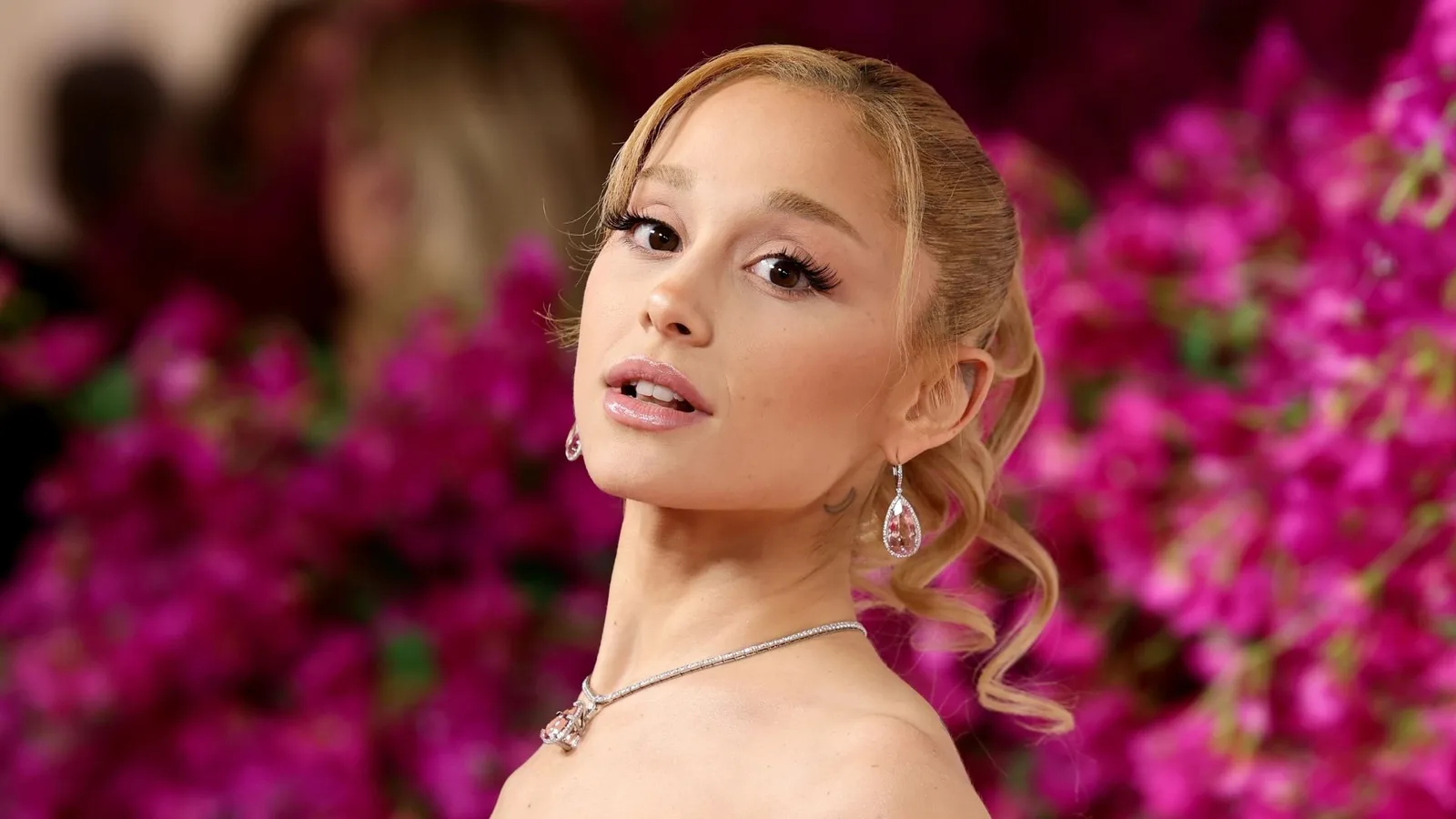 Ariana Grande encerra turnê em Londres e anuncia pausa na vida pública