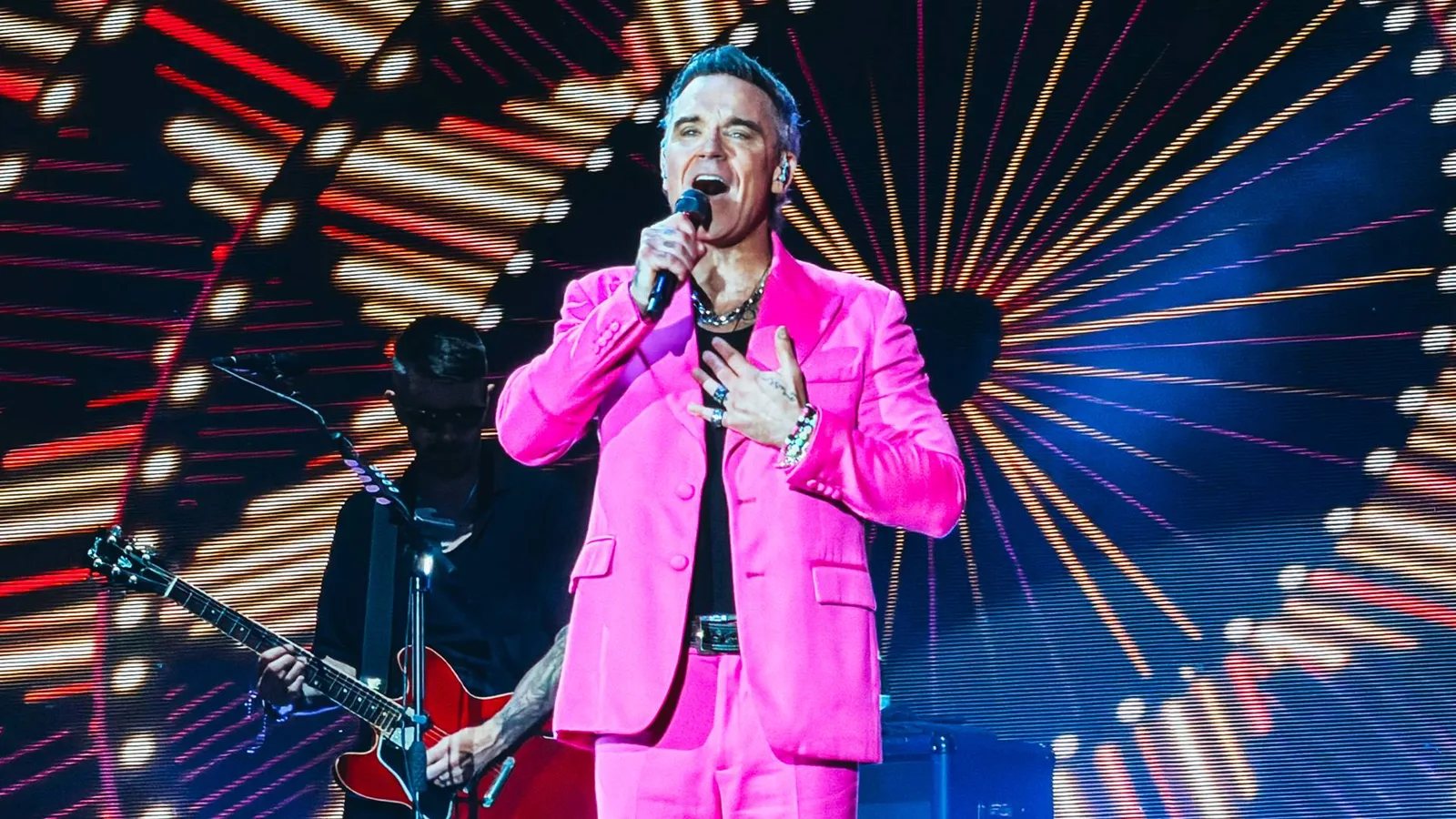 Robbie Williams leva show ao vivo e teatral a São Paulo
