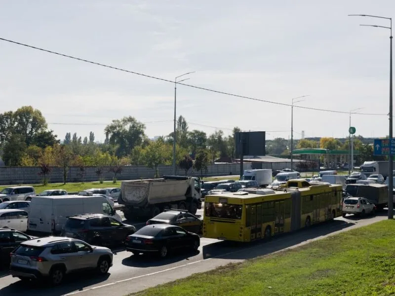 Ponte Sul é fechada após drones russos e dificulta travessia em Kiev