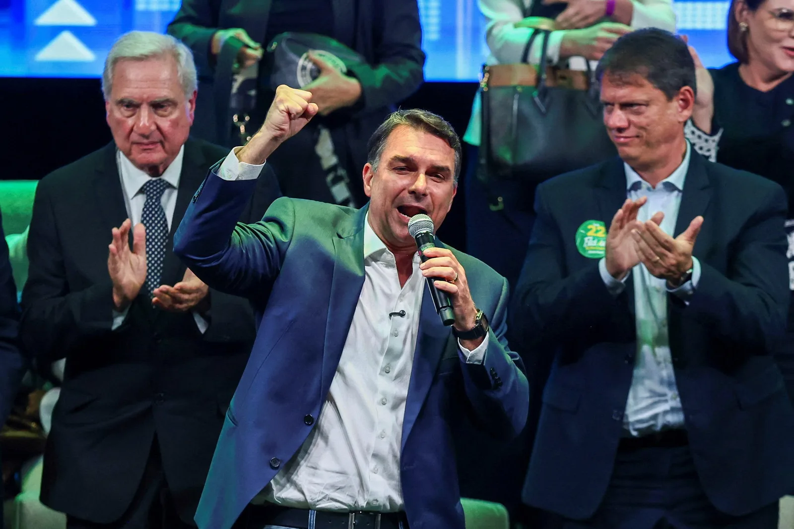 Flávio Bolsonaro confirma presença em debate com Lula na Band