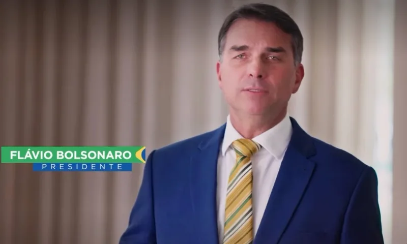 Flávio Bolsonaro usa formato de pronunciamento e apresenta propostas de governo