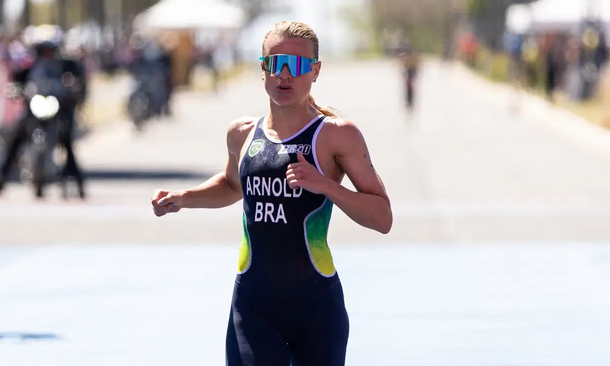Djenyfer Arnold fica com a prata após erro na transição