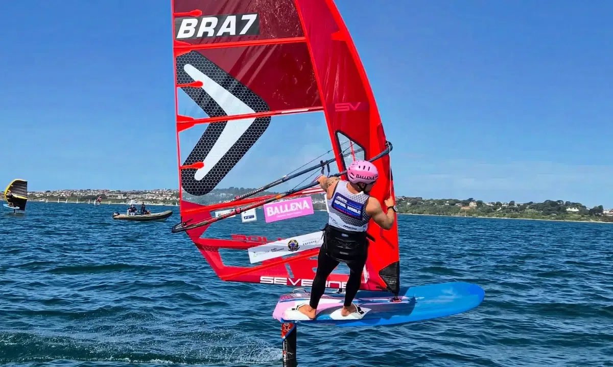 Brasil estreia com Mateus Isaac no top 20 do Mundial de iQFOiL