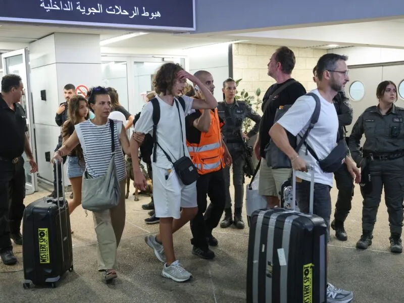 Passageiros dizem que voo da flydubai teve feridos e pouso na Arábia Saudita