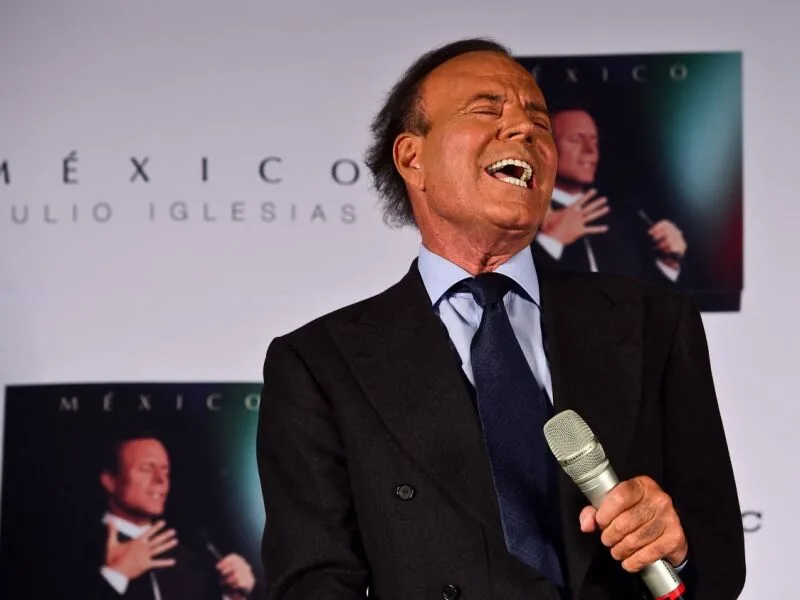 Ex-funcionárias de Julio Iglesias entram com nova ação por abusos sexuais