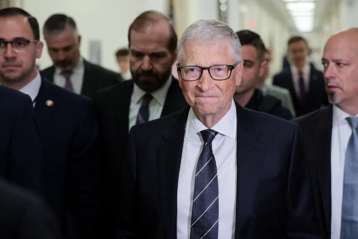 Bill Gates defende leis obrigatórias para proteger contra riscos da IA