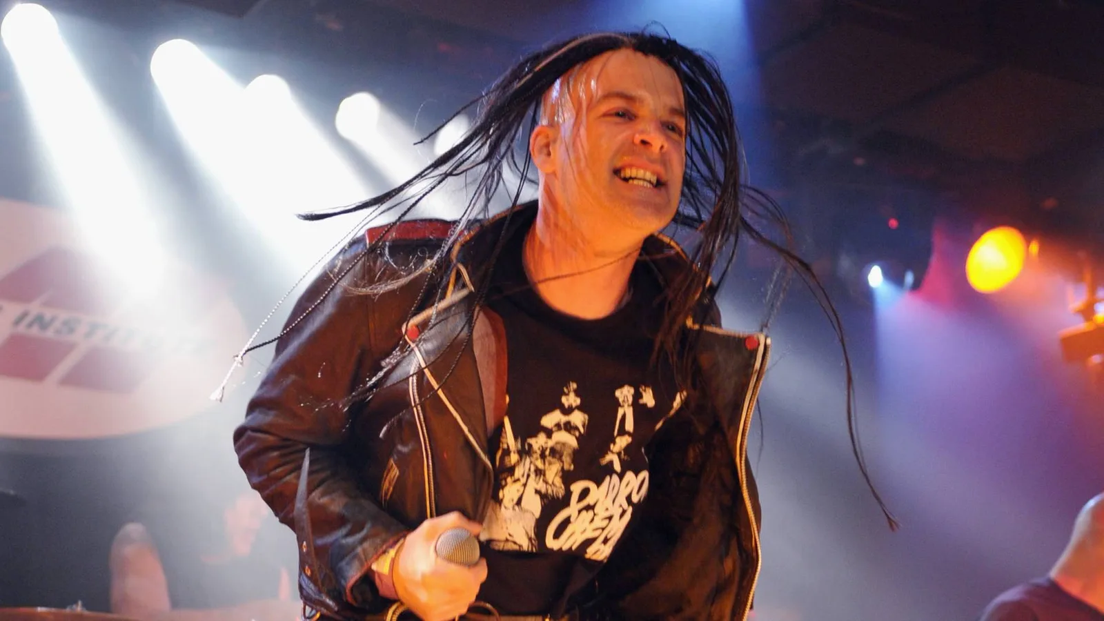 Caveira Velha suspende turnê de Michale Graves no Brasil após protestos