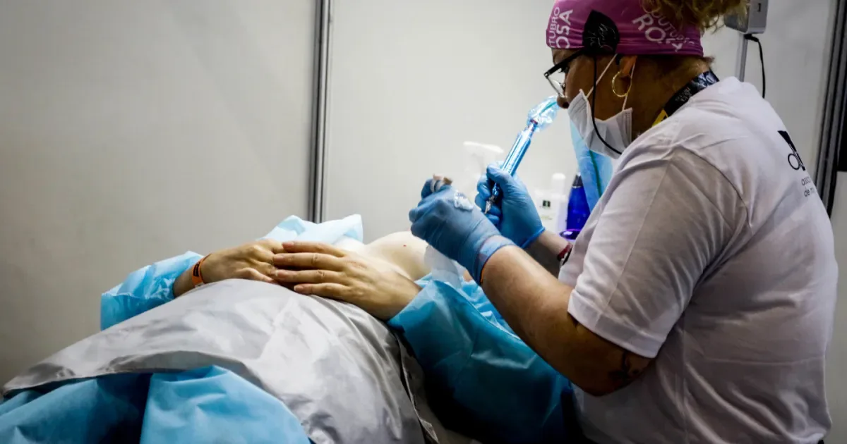 Reconstrução mamária exige decisão individualizada após a mastectomia