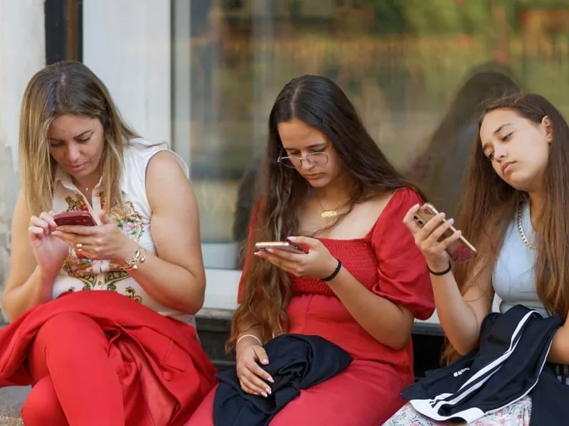 Uso prolongado do celular pode aumentar desconforto no pescoço