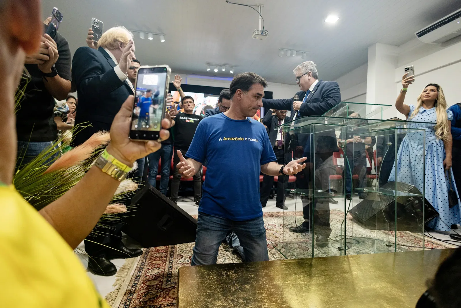 O plano de Flávio Bolsonaro contra o status de Nossa Senhora Aparecida