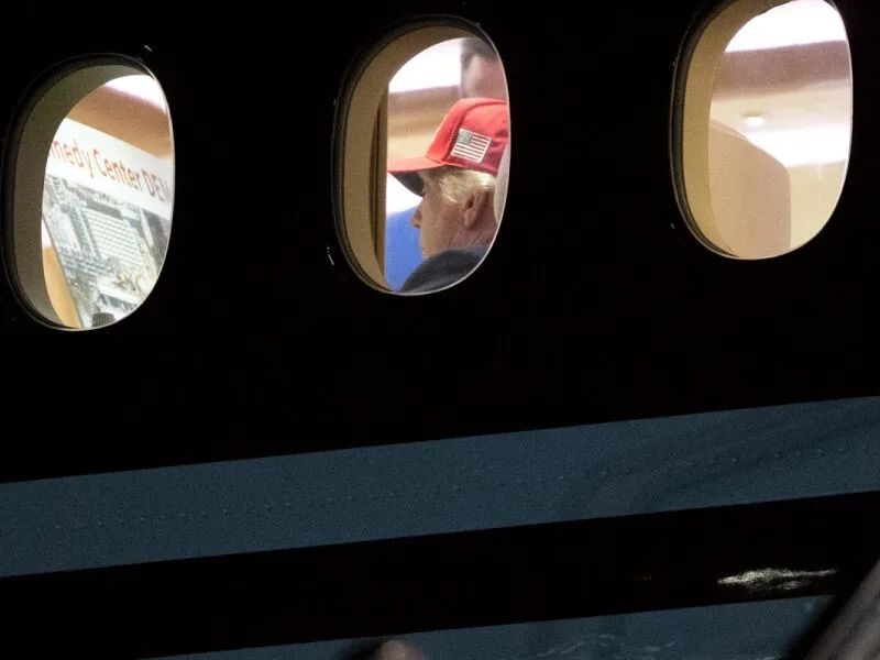 Trump aparece com cartaz que sugere demolição do Kennedy Center