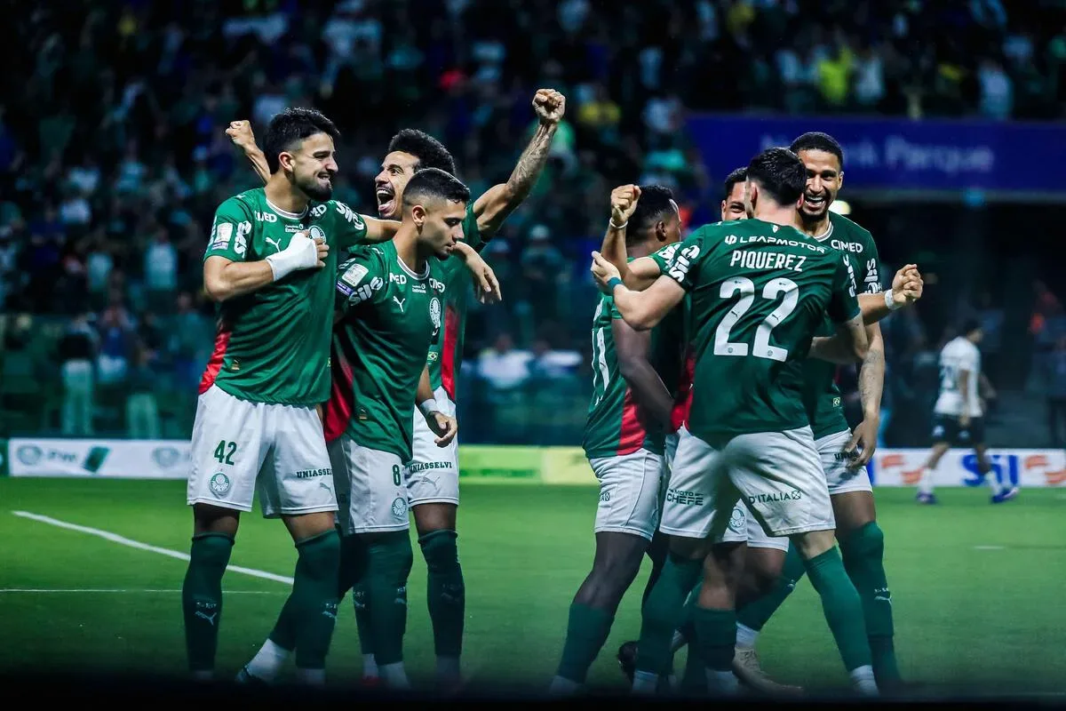 Palmeiras goleia o Corinthians e fica a um ponto do líder Flamengo