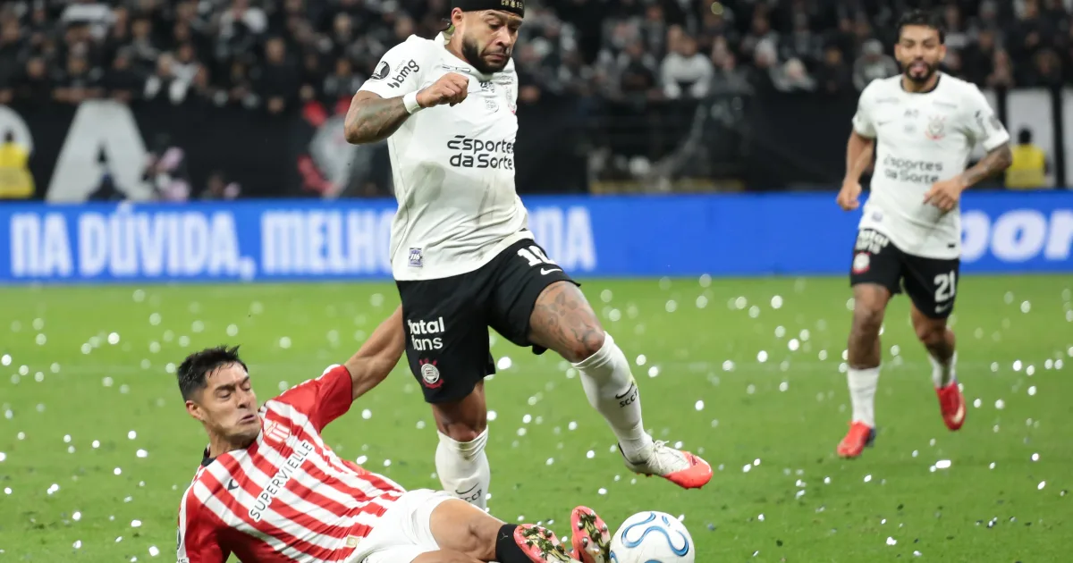 Corinthians é eliminado pelo Estudiantes após pênalti perdido por Memphis