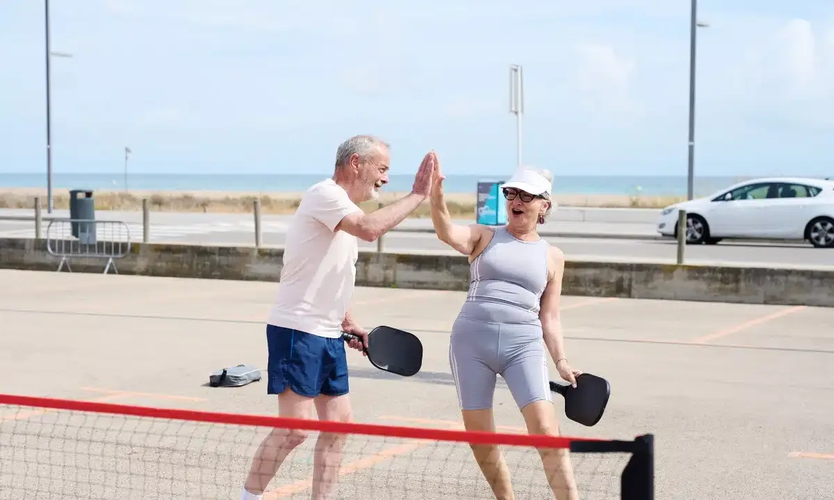Pickleball reduz tempo sedentário e melhora testes físicos em idosos pré-frágeis