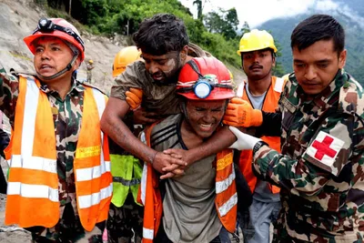 Resgate tira dois trabalhadores de túnel inundado no Nepal após nove dias