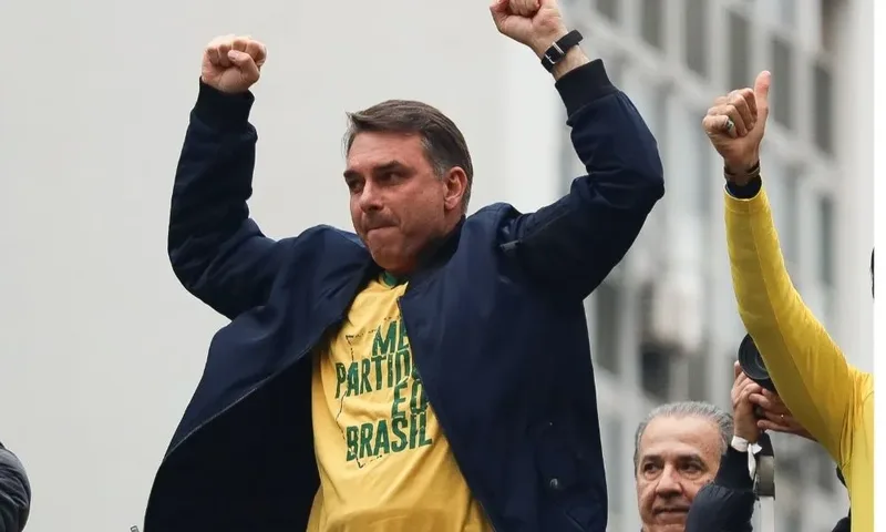 Flávio Bolsonaro pede abertura de apurações sobre governo e INSS