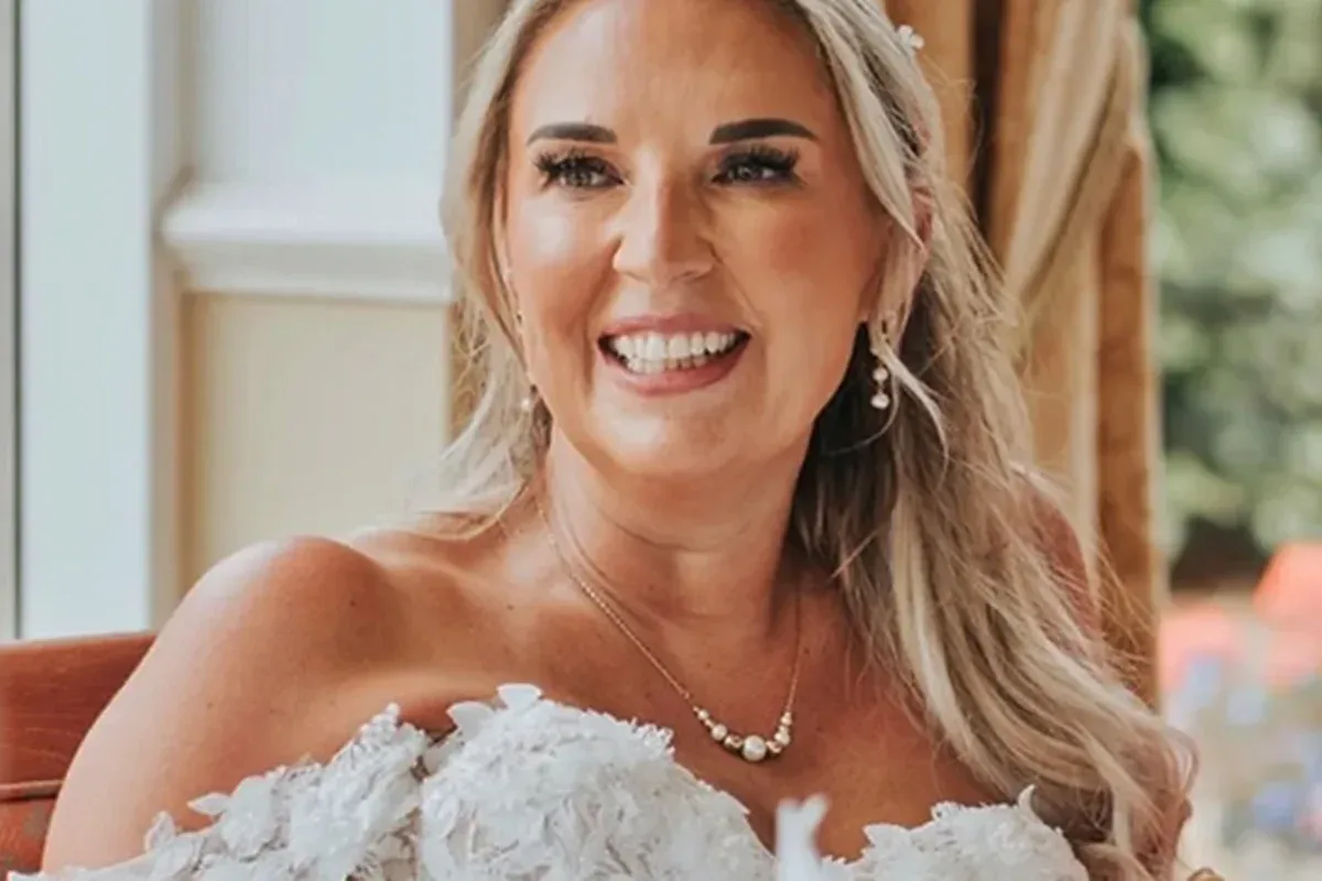 Britânica faz cerimônia de casamento consigo mesma após diagnóstico de câncer