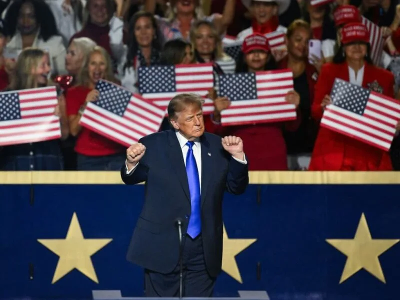 Projeção eleitoral prevê avanço democrata enquanto Trump anuncia “dividendo”