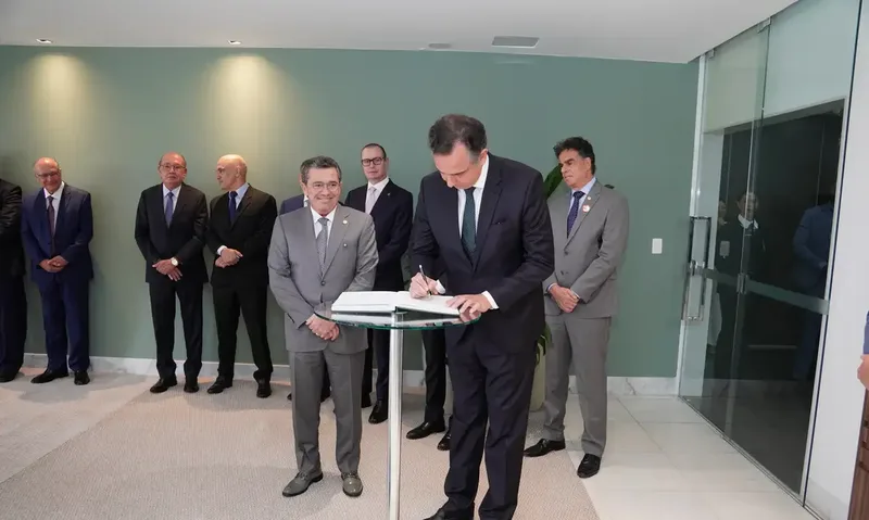 Rodrigo Pacheco assume vaga de ministro no TCU