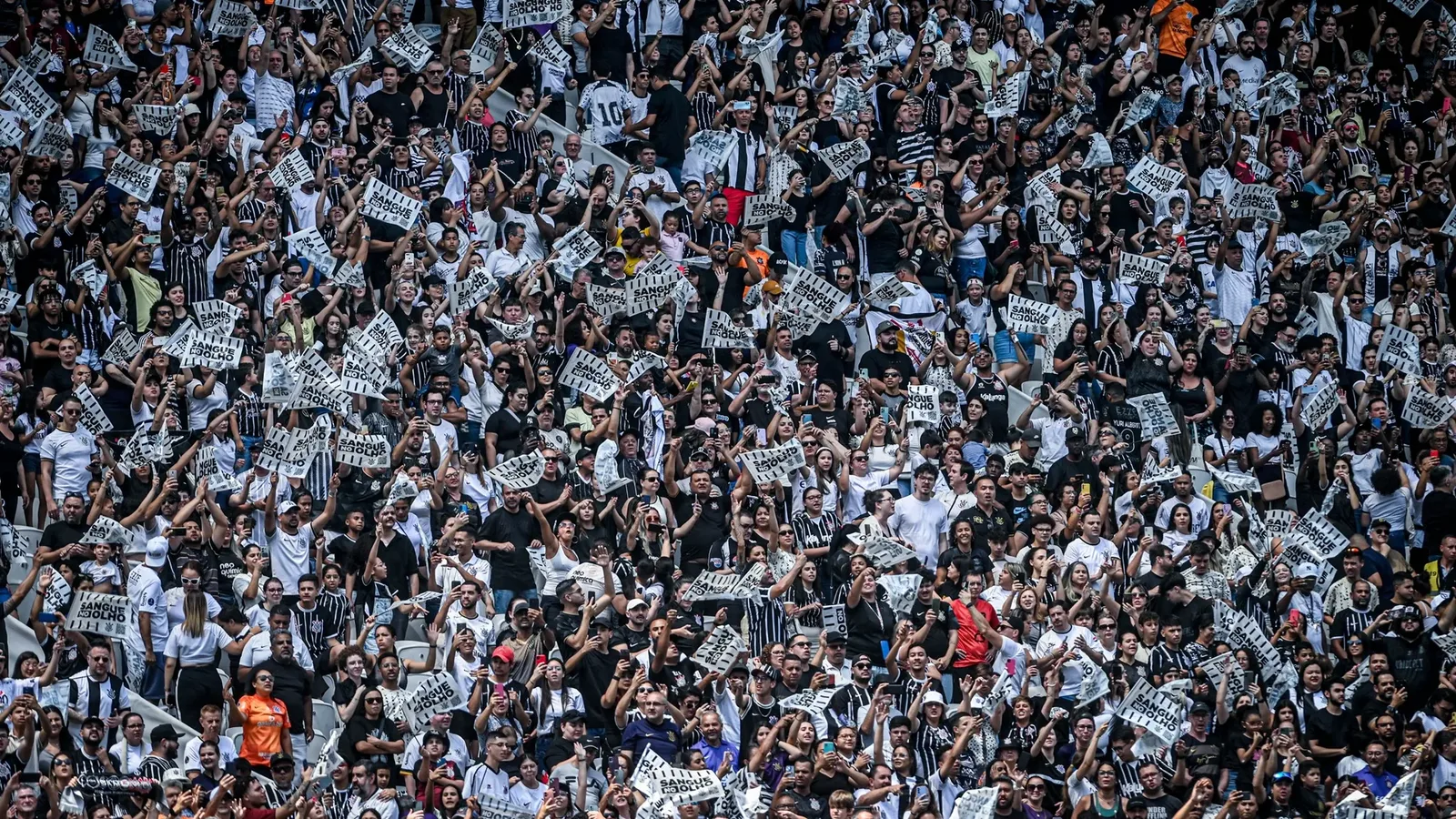 Corinthians é cobrado por organizadas após queda na Libertadores